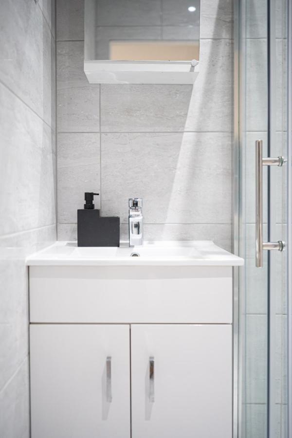 Studios With Ensuite Showers & Share Kitchens Prime Location Near Hospital, Town Center Apt 3 St Helens  外观 照片
