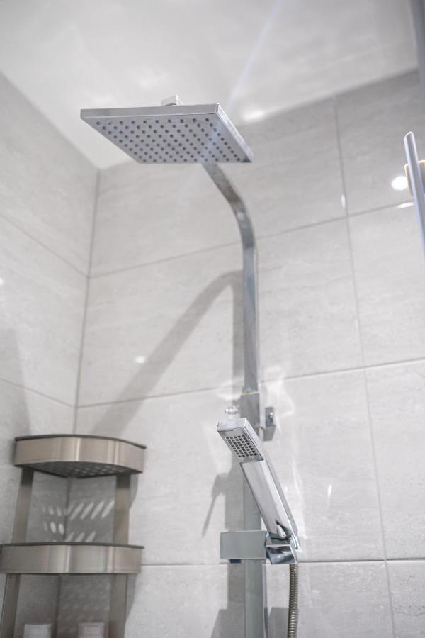 Studios With Ensuite Showers & Share Kitchens Prime Location Near Hospital, Town Center Apt 3 St Helens  外观 照片