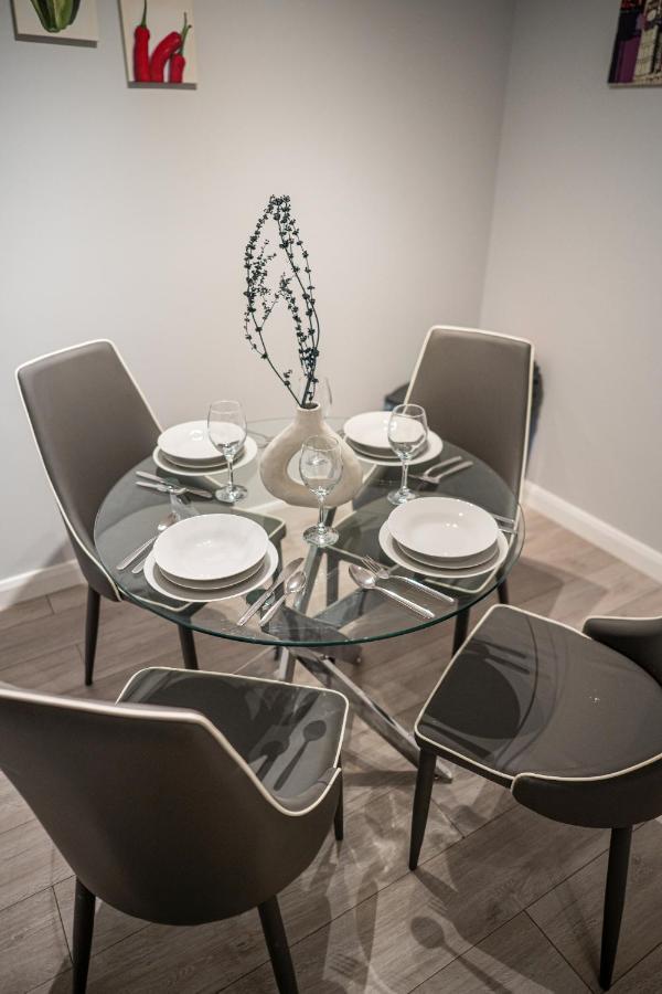 Studios With Ensuite Showers & Share Kitchens Prime Location Near Hospital, Town Center Apt 3 St Helens  外观 照片